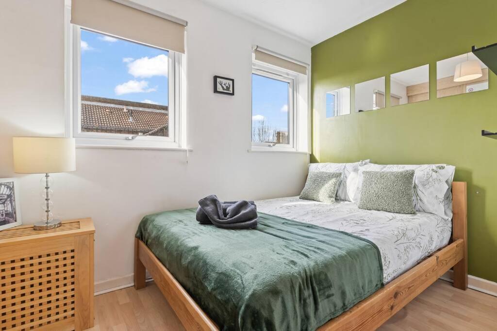 1-Bedroom Apartment With Free Private Parking - Canary Wharf Лондон Экстерьер фото