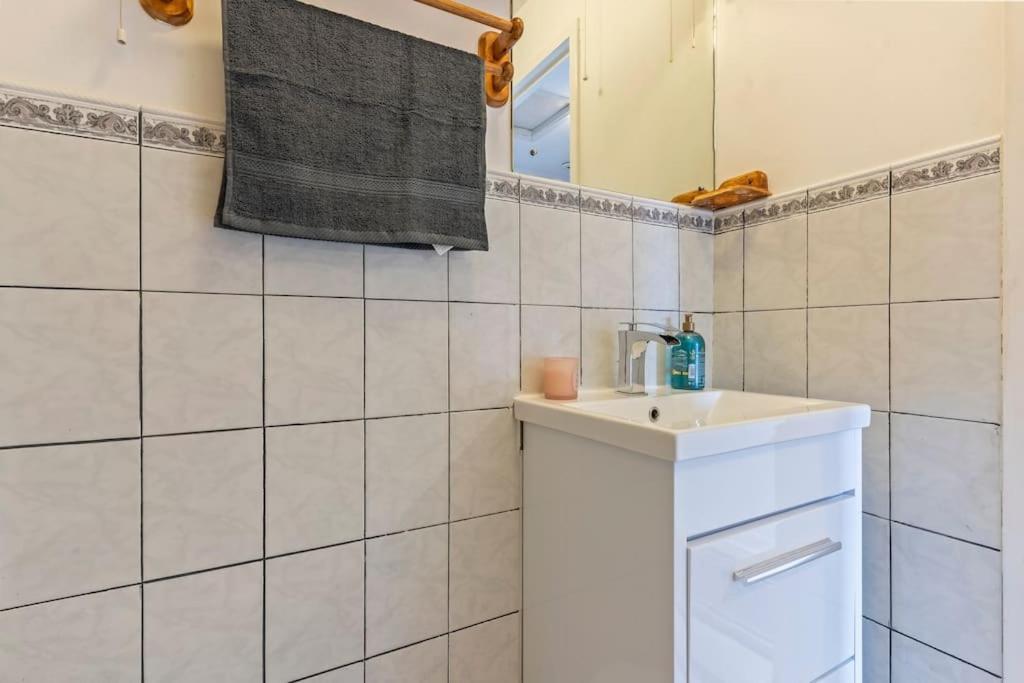 1-Bedroom Apartment With Free Private Parking - Canary Wharf Лондон Экстерьер фото