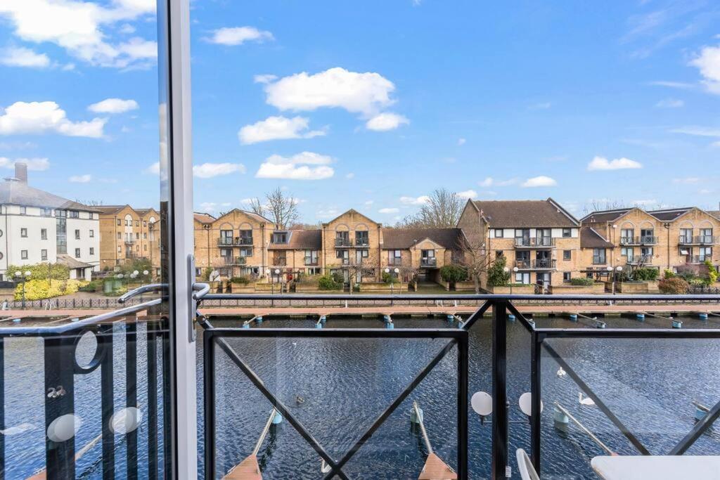 1-Bedroom Apartment With Free Private Parking - Canary Wharf Лондон Экстерьер фото